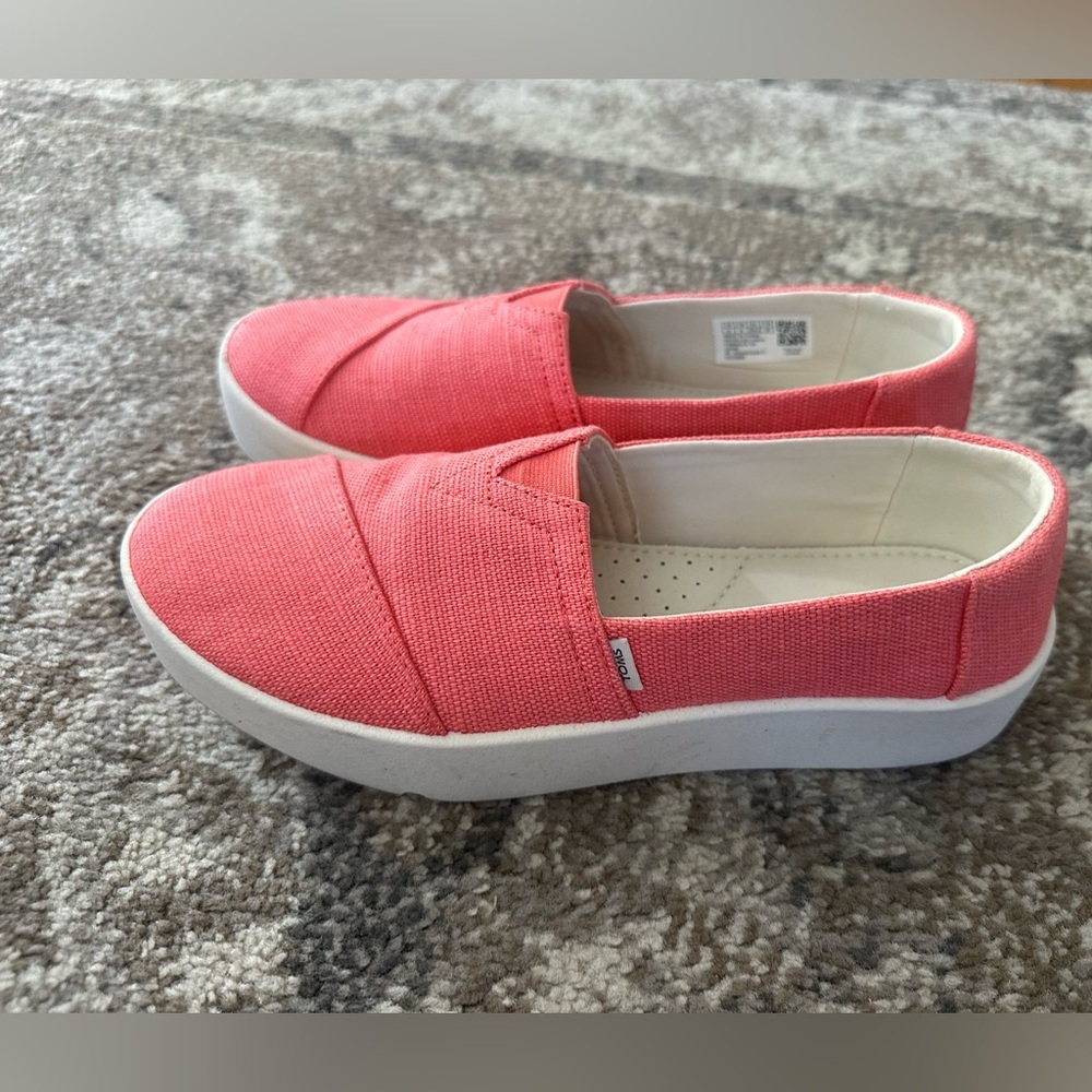 Verona Coral Slip On Sneaker size 8